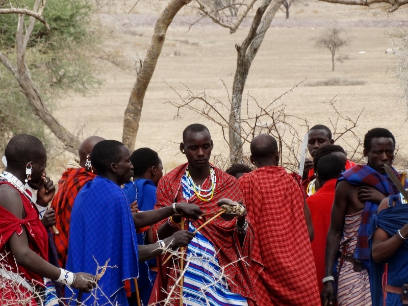 Masais compartiendo cordero en una celebración. Por Udare