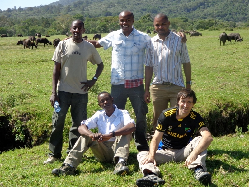 Gregory junto a Aitor y parte del equipo de Udare Safari. Por Udare