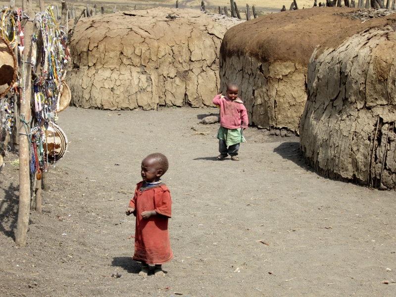 Niños en poblado masai en Ngorongoro. Por Pillareta