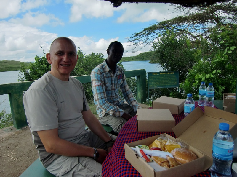 Comiendo junto a lago Momella en el PN de Arusha. Por Pili
