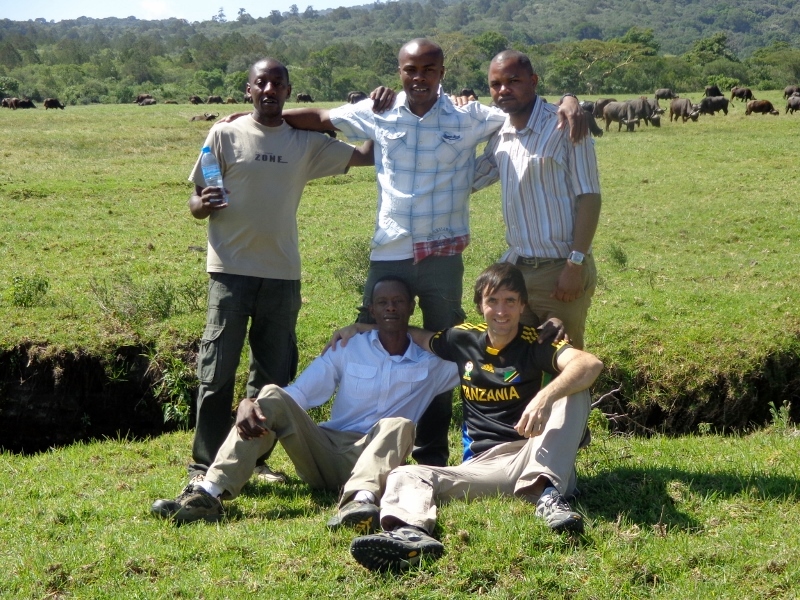 Aitor con el equipo de Udare Safari en el PN de Arusha. Por Udare