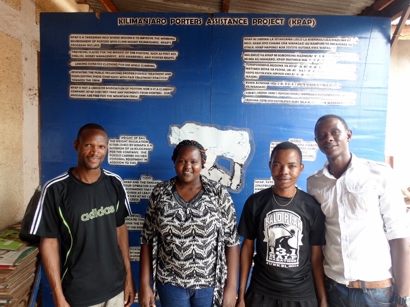 Gregory y Colleta (managers de Udare Safari) con alguno miembros de KPAP. Por Udare