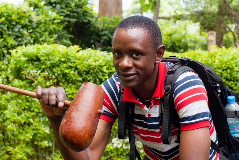 Gregory, manager de Udare Safari y natural del Kilimanjaro, bebiendo cerveza local. Por Laura
