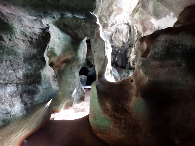 Luces y sombras en la entrada de las cuevas de Amboni. Por Udare