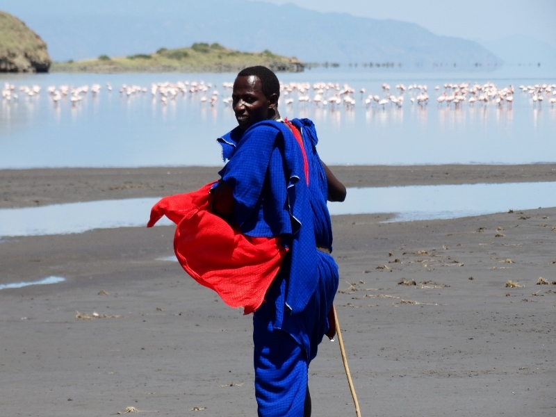 Guía masai en el lago Natrón. Por Udare