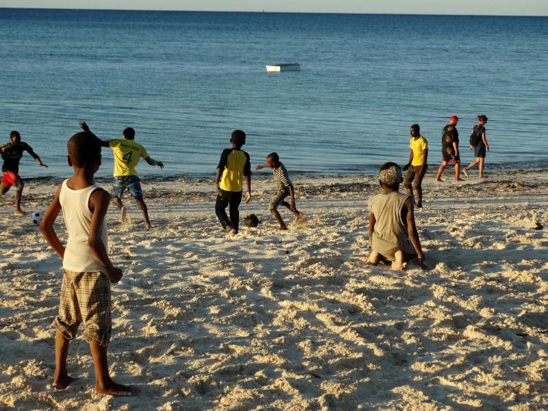 Jugando al fútbol en Nungwi. Por Udare