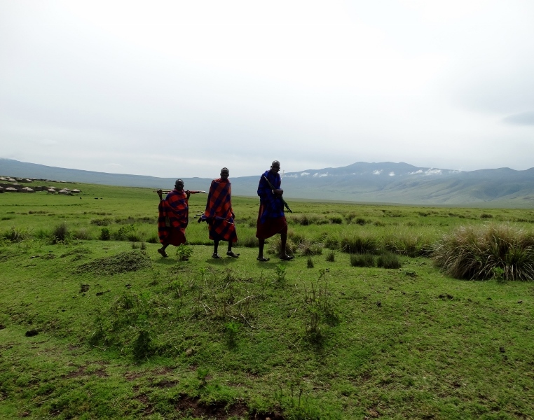 Masais camino a Empakai. Por Udare