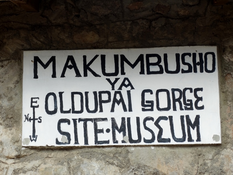 Cartel de entrada al museo de Olduvai. Por Udare
