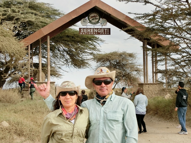 Marisa y Joge en la entrada de Serengeti. Por Jorge