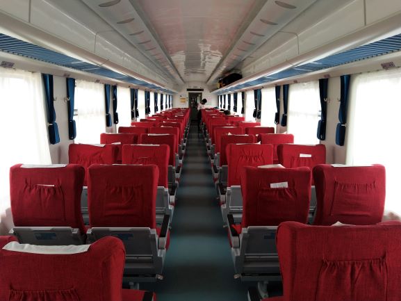 Interior del vagón del tren lunático con tarifa de primera clase. Por Udare