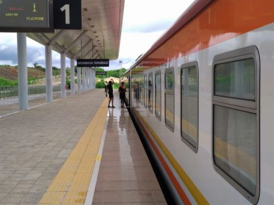 Nuevo tren lunático en la estación de Mombasa, Kenia. Por Udare