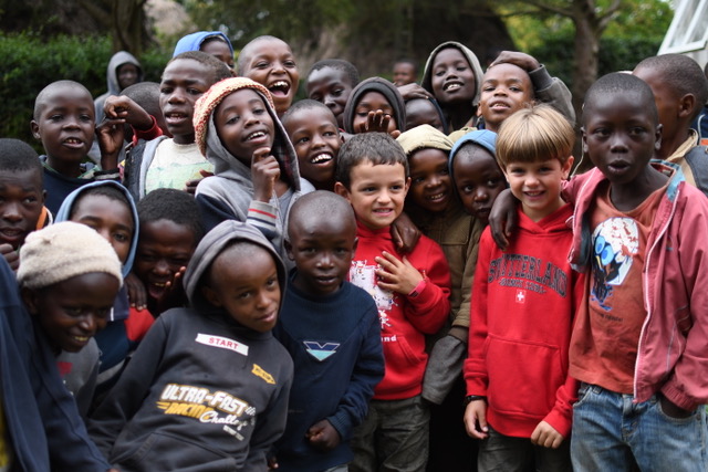 Con los niños del orfanato del Ziwa Bush Lodge en Nakuru. Por Cristina