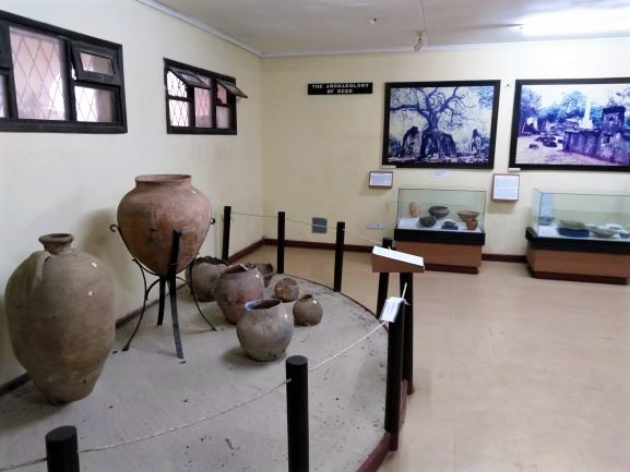 Cerámicas y otros objetos encontrados en las Ruinas de Gede. Por Udare