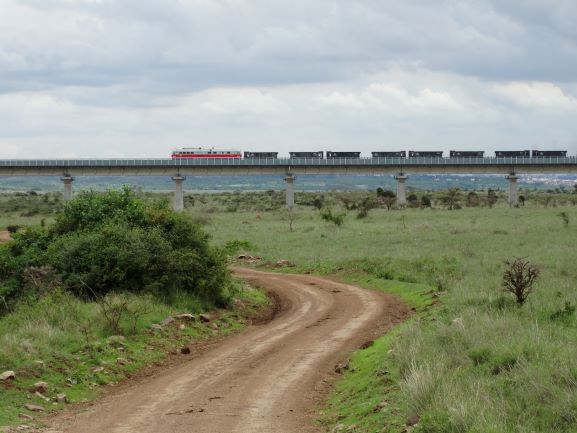 Vía férrea que atraviesa el Parque Nacional de Nairobi. Por Udare