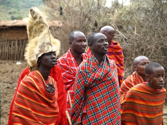 Masai con piel de león. Por Udare