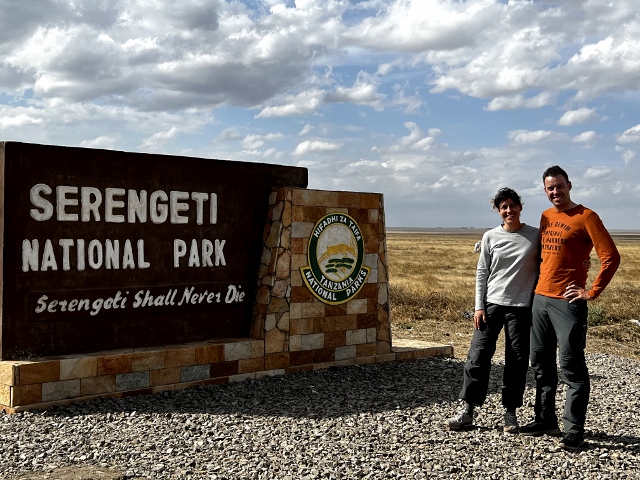 Gina y Javier en Serengeti. Por Gina