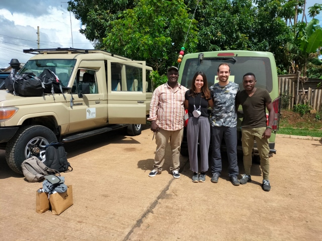 Con James (izq) y Jospehat (der) en Kenia. Por Cristina