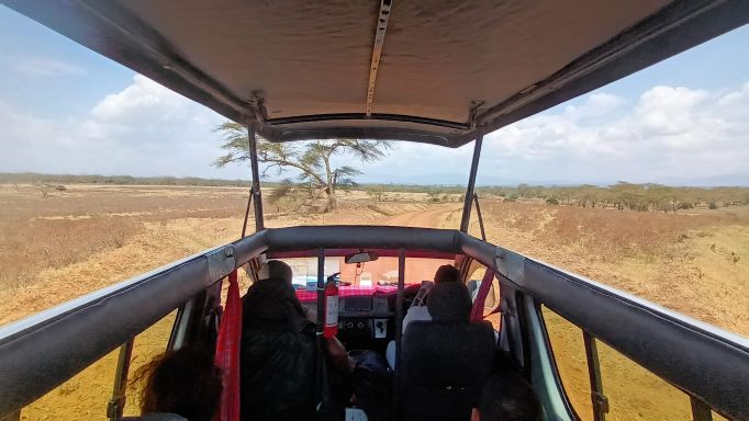 En minivan por Masai Mara. Por Samanta