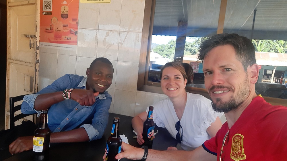 De cervezas en Arusha con Lázaro