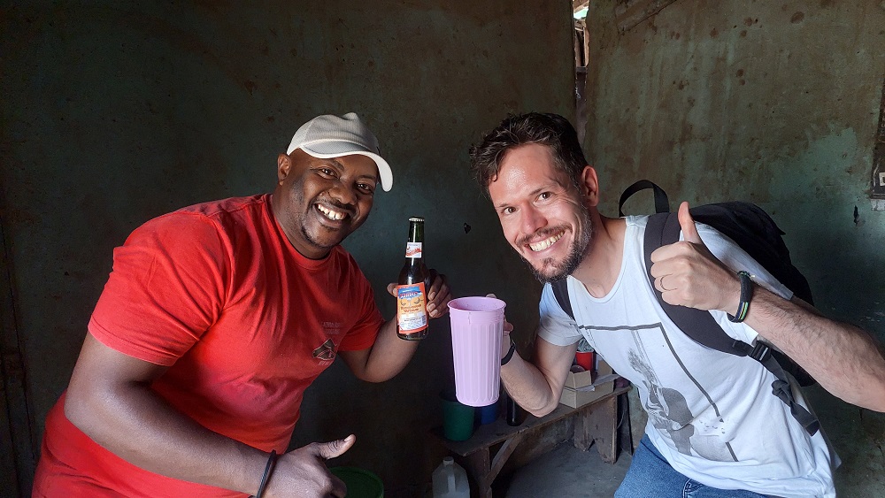 Cerveza de Mto Wa Mbu con Freddie