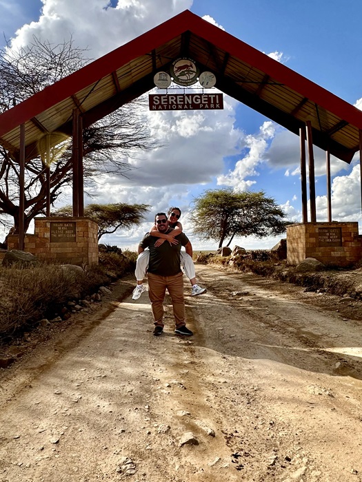 Belén y Santi en la entrada de Serengeti. Por Belén